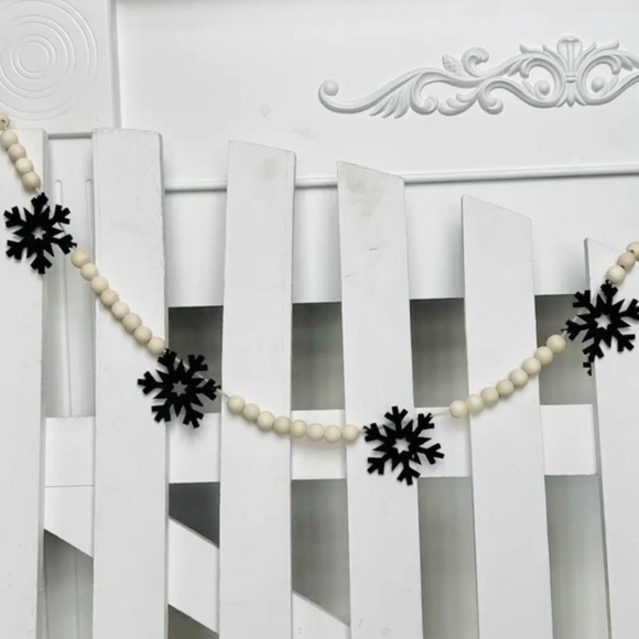 Snowflake Beaded Garland - Picture 1 of 3